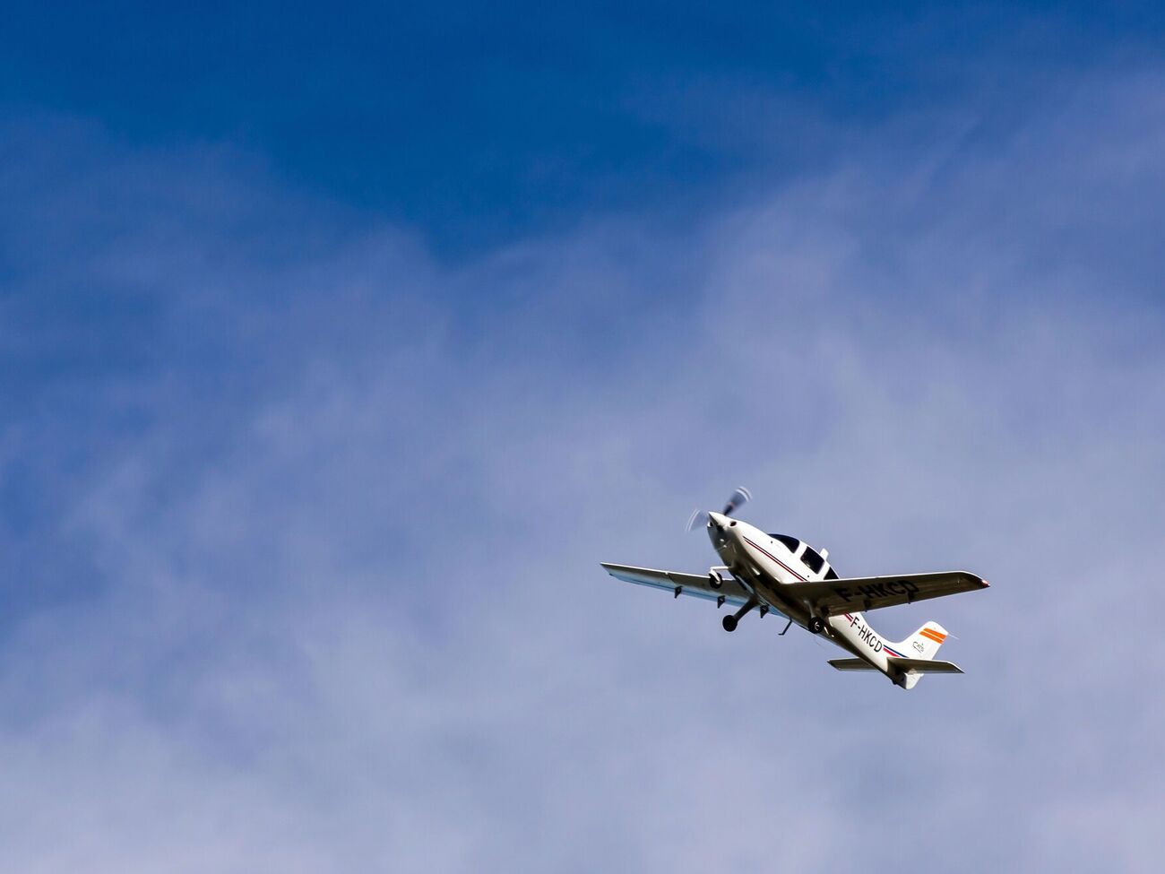 На борту находились три человека, пока нашли только одного погибшего