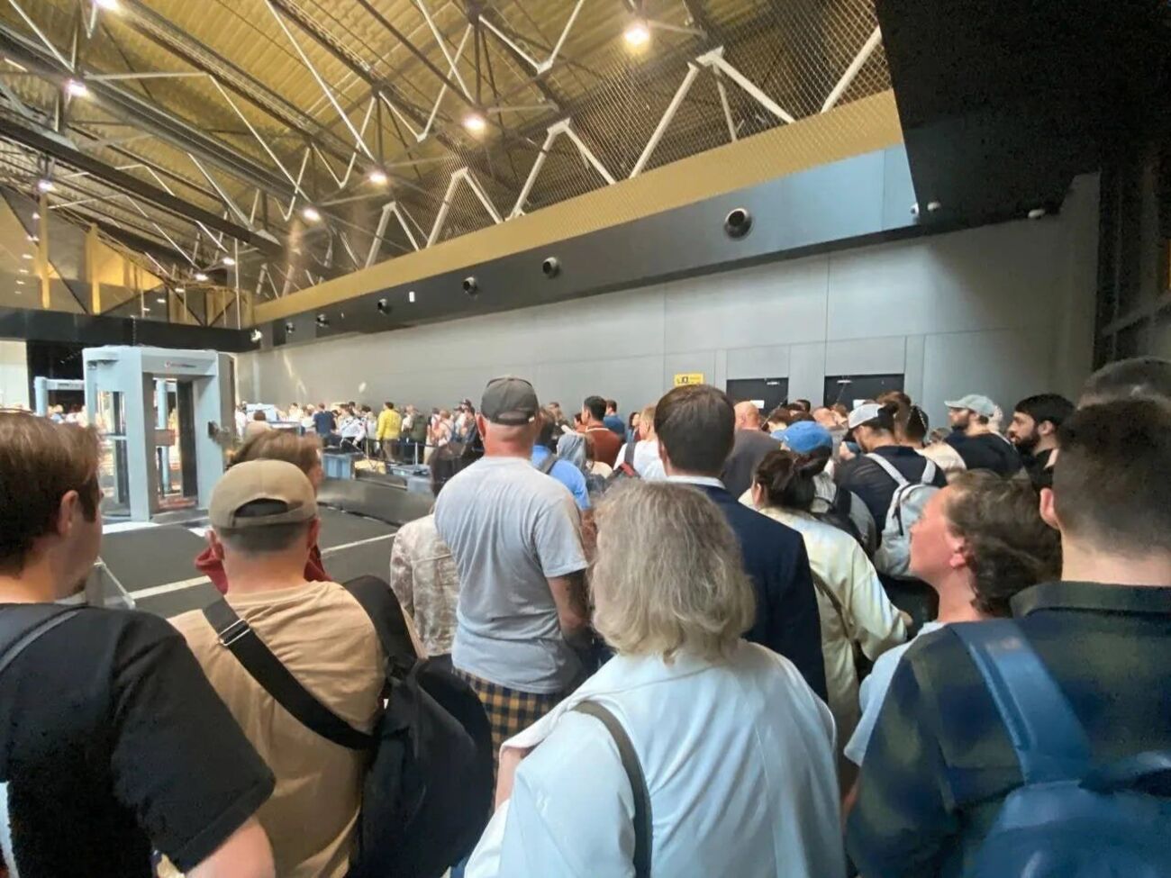 В аэропорту толпятся пассажиры отмененных рейсов