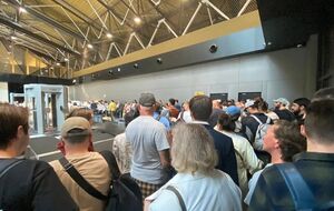 В аэропорту толпятся пассажиры отмененных рейсов