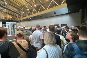 В аеропорту юрмляться пасажири скасованих рейсів