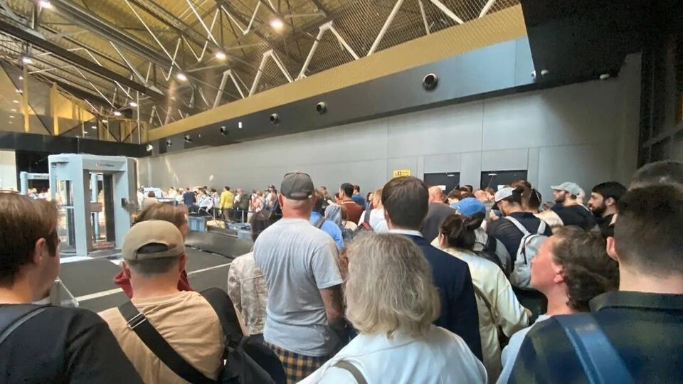 В аэропорту толпятся пассажиры отмененных рейсов