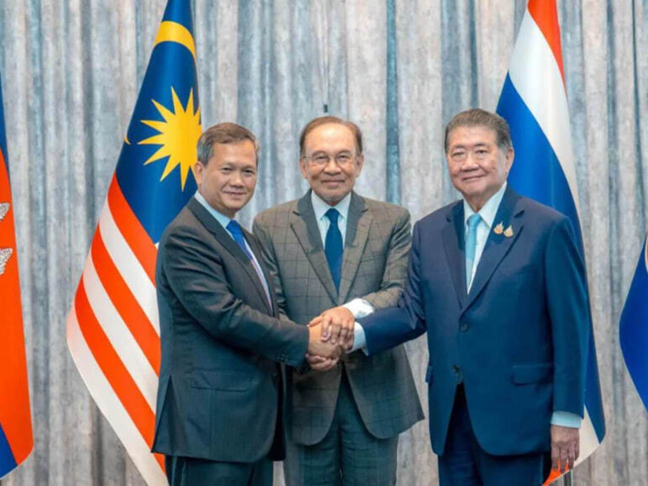 Прем'єр-міністр Камбоджі Хун Манет (ліворуч), прем'єр Малайзії Анвар Ібрагім і в.о. прем'єра Таїланду Пхумтам Вечаячай на зустрічі 28 липня