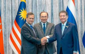 Прем'єр-міністр Камбоджі Хун Манет (ліворуч), прем'єр Малайзії Анвар Ібрагім і в.о. прем'єра Таїланду Пхумтам Вечаячай на зустрічі 28 липня