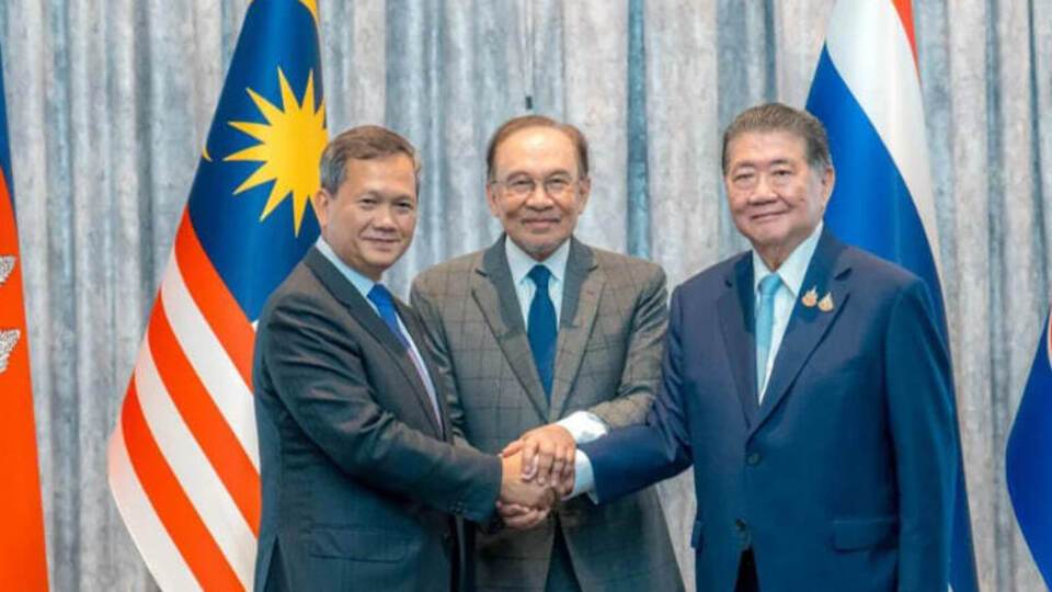 Премьер-министр Камбоджи Хун Манет (слева), премьер Малайзии Анвар Ибрагим и и.о. премьера Таиланда Пхумтам Вечаячай на встрече 28 июля