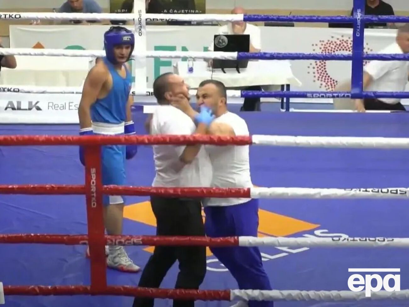 Тренер начал душить рефери, таща его к краю ринга