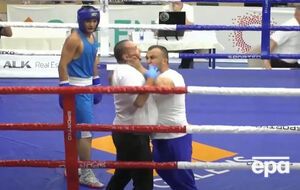 Тренер начал душить рефери, таща его к краю ринга