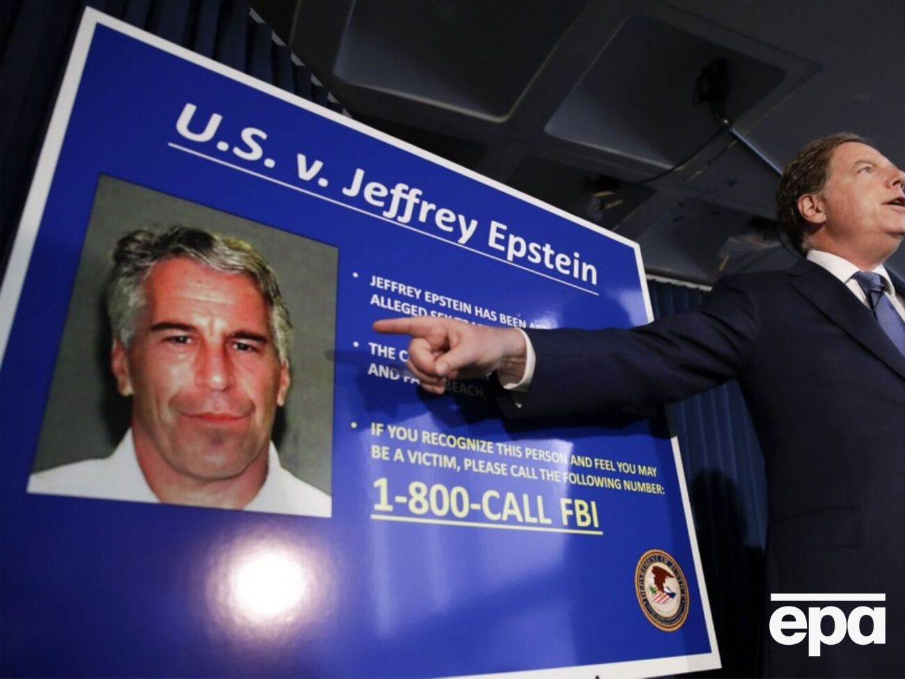 По словам источника газеты, по делу Эпштейна насчитывается не менее 5 млн документов