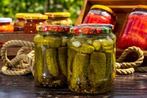 Тархун придаст огурцам очень интересный вкус