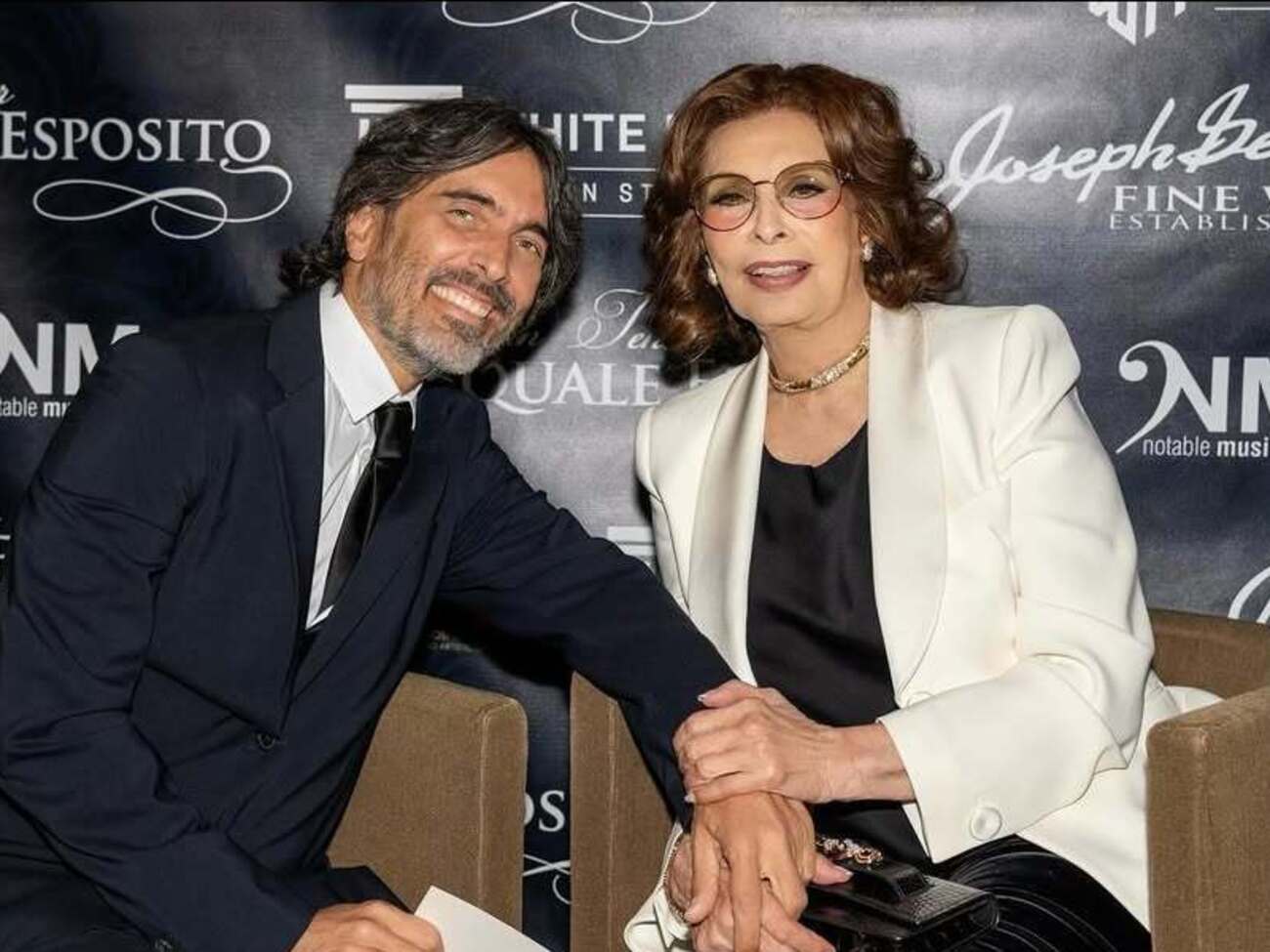 Во время свадьбы Понти в грузинском костюме станцевал народный танец