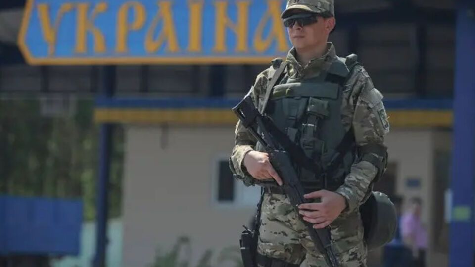 До списку входять 13 автомобільних і сім залізничних пунктів пропуску, які, як пишуть пропагандисти, "фактично" давно не працюють