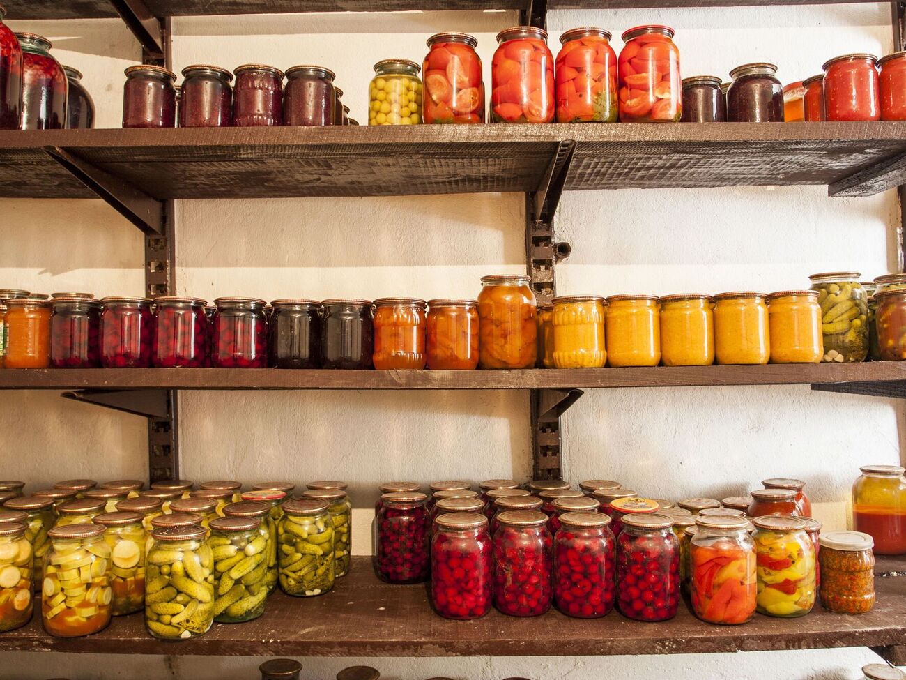 Важно перед хранением нового урожая обработать подвал от грибка