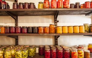 Важно перед хранением нового урожая обработать подвал от грибка