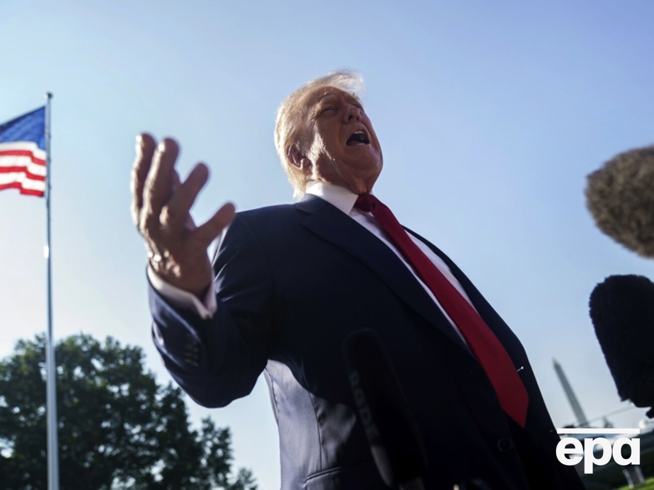 Трамп сейчас возмущен противоречивыми версиями по поводу Эпштейна, которые появляются в Вашингтоне