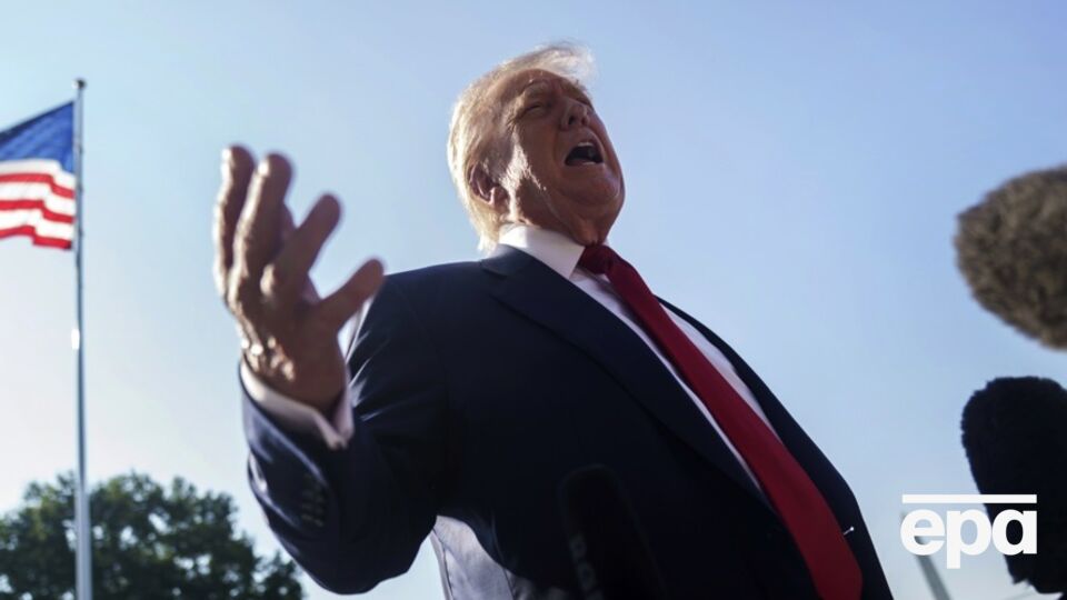 Трамп сейчас возмущен противоречивыми версиями по поводу Эпштейна, которые появляются в Вашингтоне