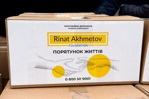 Гуманітарна допомога від Фонду Ріната Ахметова стає опорою, яка допомагає втриматися в повсякденному житті, сказала волонтерка