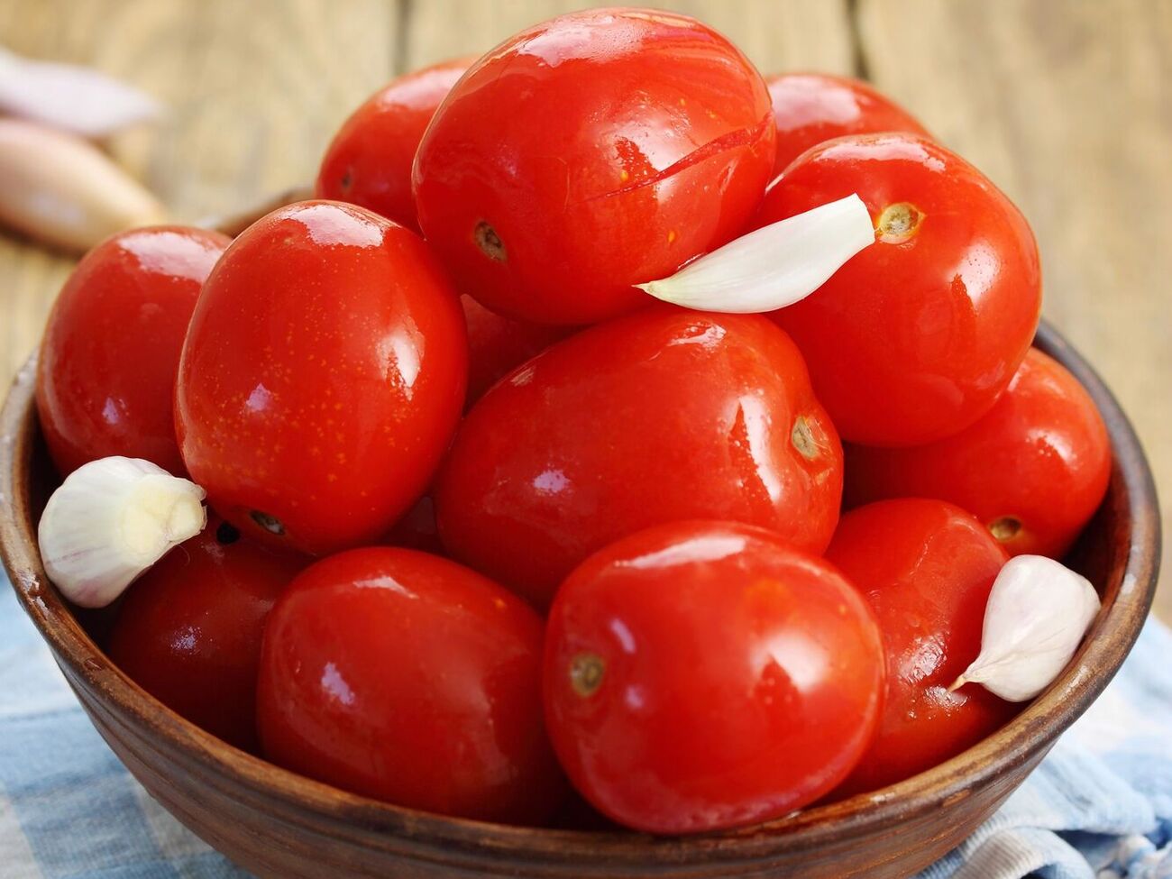 Для маринада понадобится четыре зубчика чеснока