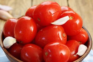 Для маринада понадобится четыре зубчика чеснока