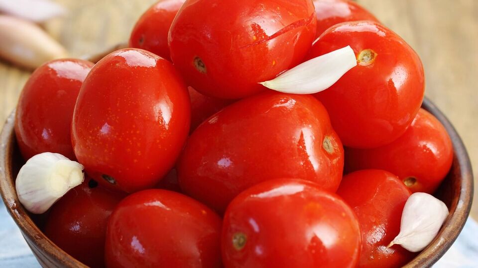 Для маринада понадобится четыре зубчика чеснока