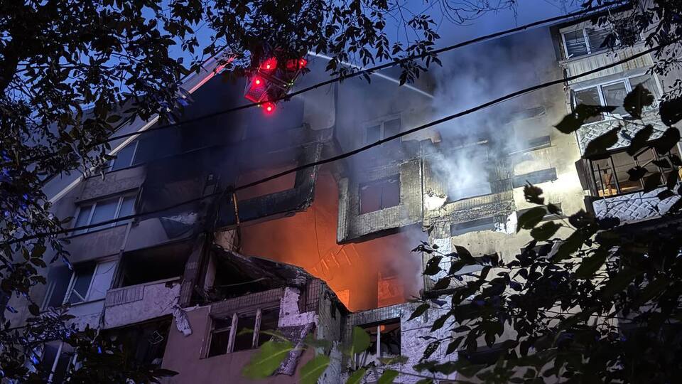 Унаслідок російської атаки пошкоджено багатоповерхівку