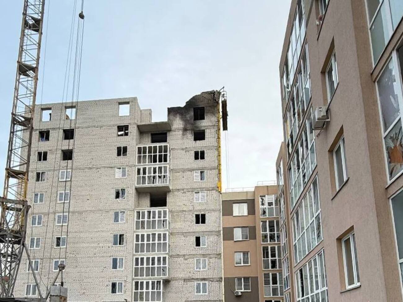 Губернатор показал последствия падения обломков, но об атаке на завод умолчал