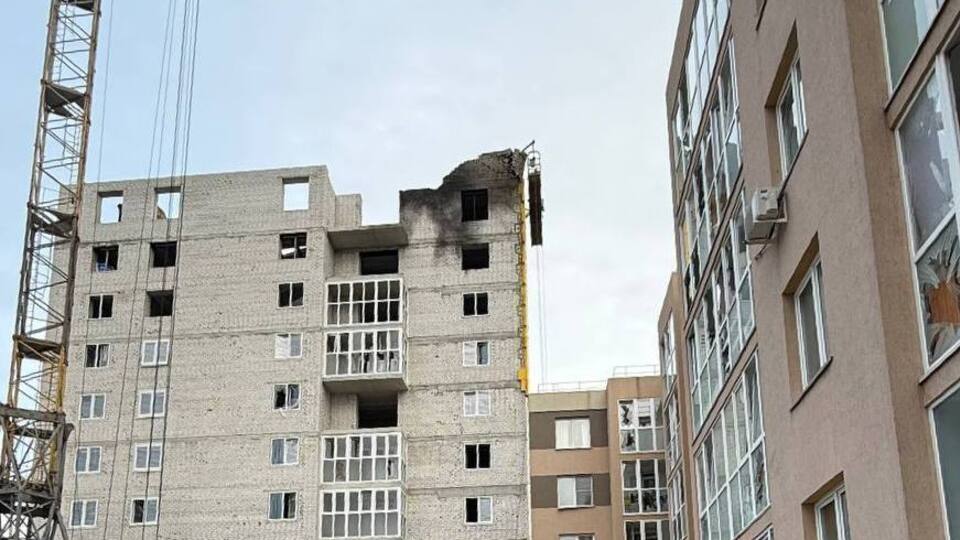 Губернатор показал последствия падения обломков, но об атаке на завод умолчал