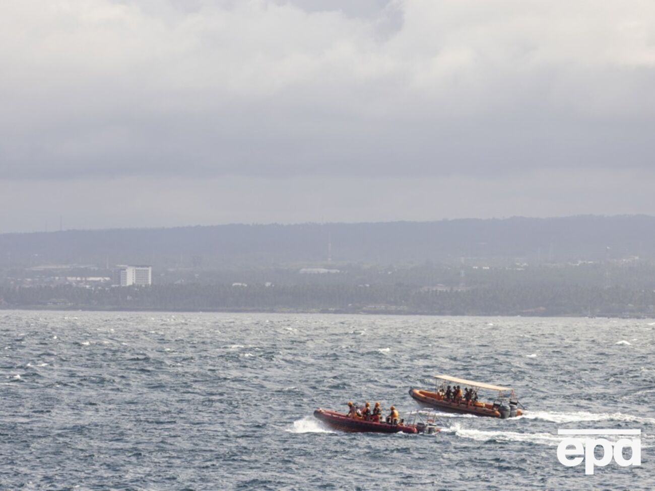 Спасатели ищут выживших после крушения парома