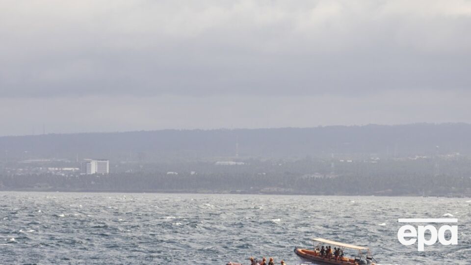 Спасатели ищут выживших после крушения парома