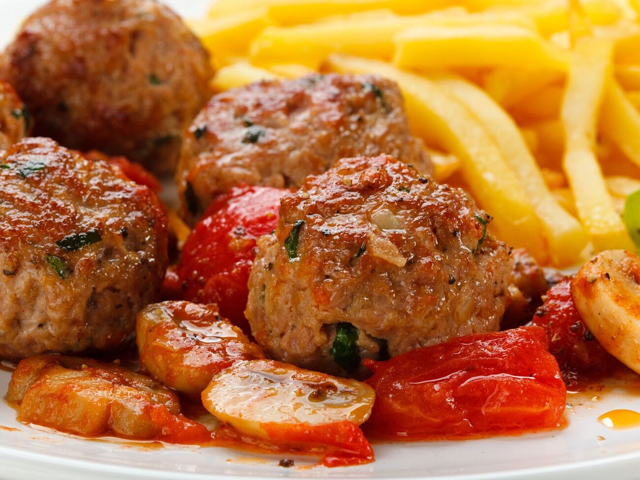 Митболы готовят с овощами