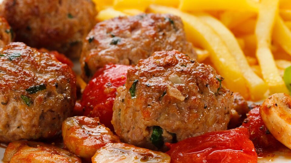 Митболы готовят с овощами