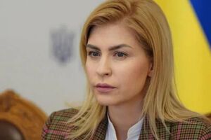 Стефанішина показала журналістам договір, у якому підтверджено що її батьки інвестували у квартиру ще 2019 року