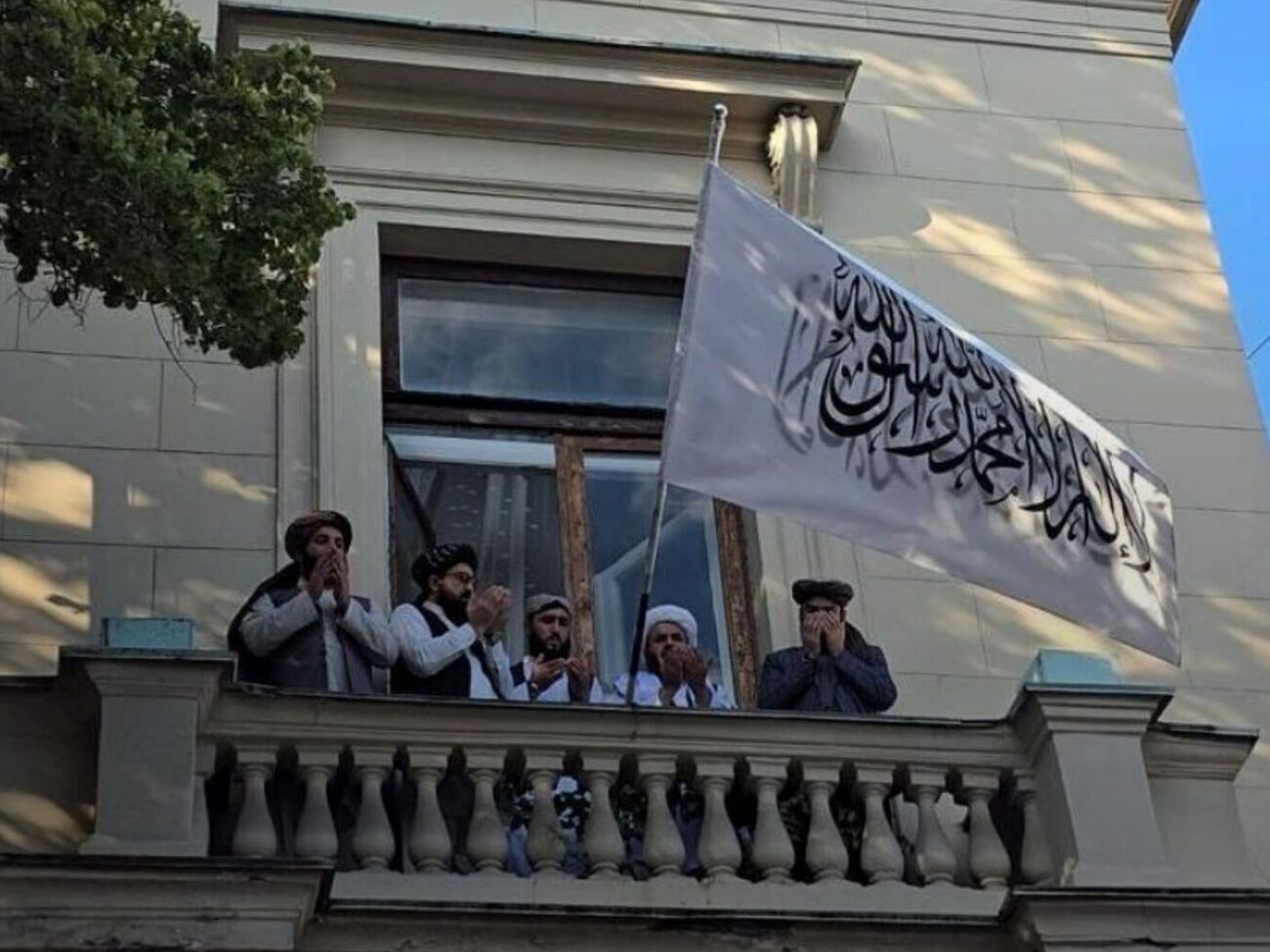 Пропагандисты утверждают, что над посольством в Москве впервые вывесили флаг талибов