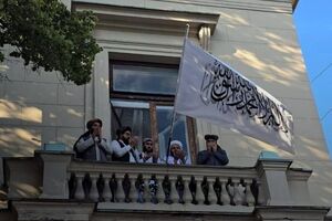 Пропагандисты утверждают, что над посольством в Москве впервые вывесили флаг талибов