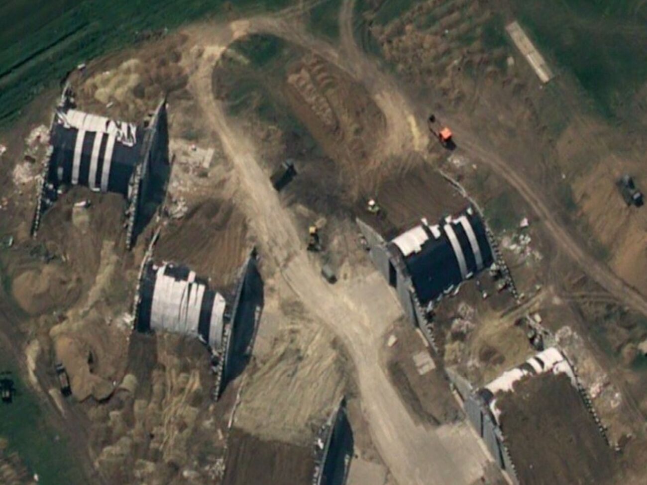 По данным британской разведки, укрытия сооружают на аэродромах Миллерово, Курск-Восточный и Гвардейское