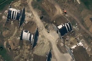 За даними британської розвідки, укриття споруджують на аеродромах "Міллерово", "Курськ-Восточний" і "Гвардійське"