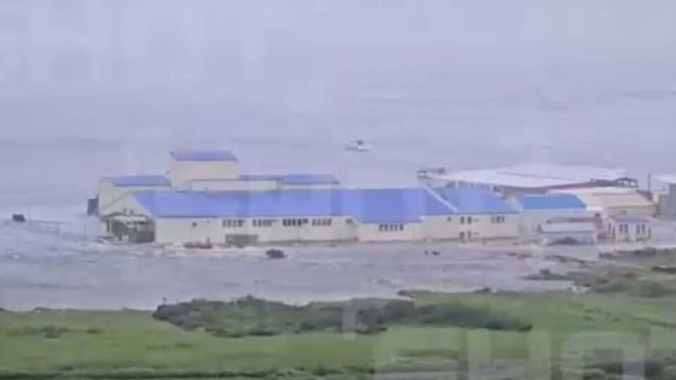 Угроза цунами объявлена на Камчатке, на всех Курильских островах, а также почти на всем восточном побережье Японии, на Аляске и в некоторых американских штатах