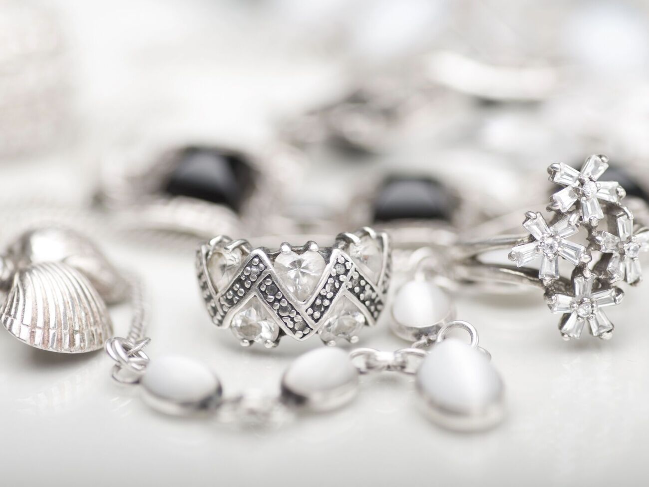 Выбирая серебряные украшения, следует учитывать несколько важных аспектов