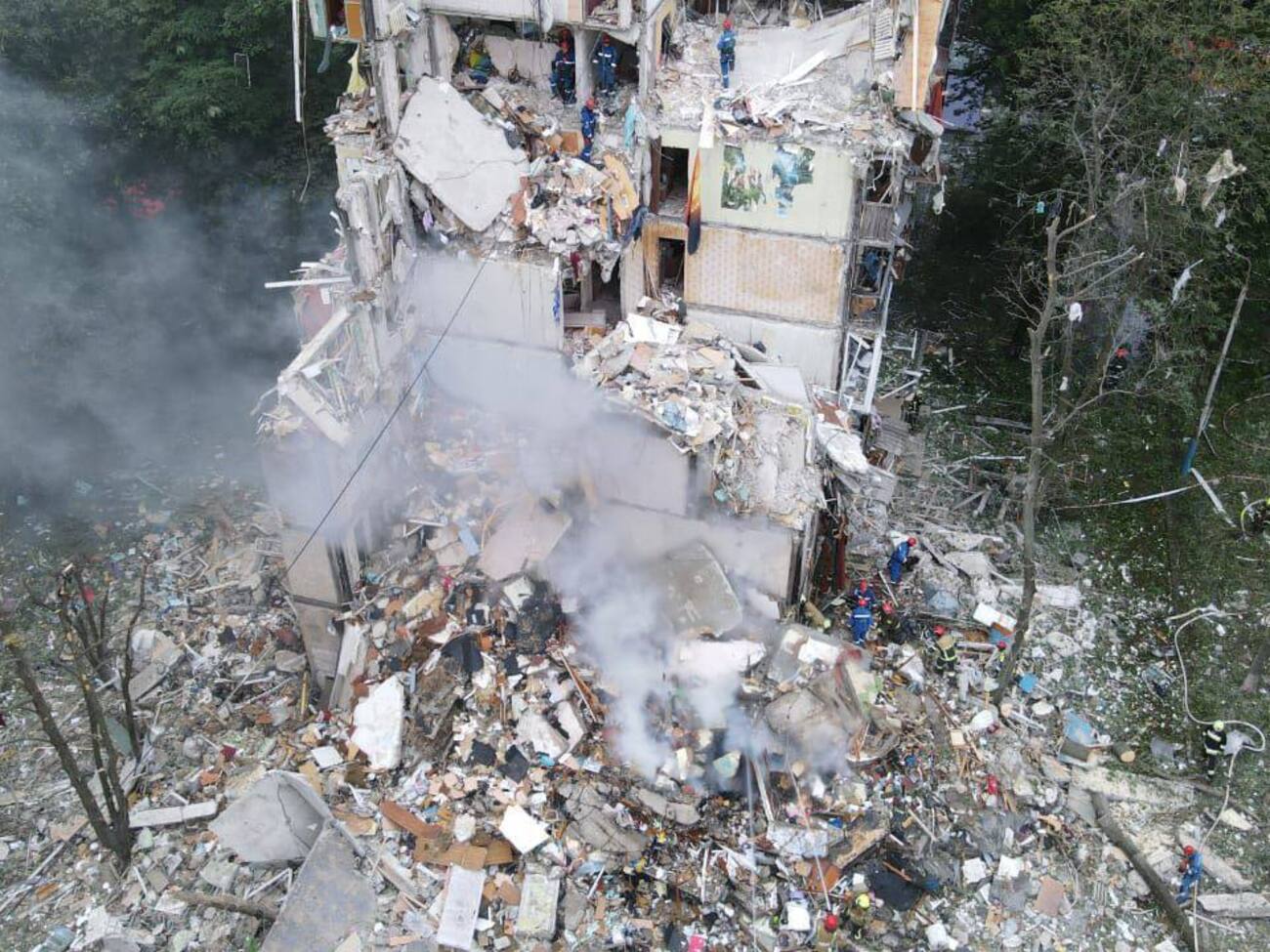 Під завалами зруйнованої багатоповерхівки лишаються люди