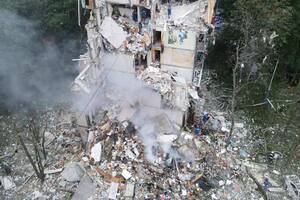 Під завалами зруйнованої багатоповерхівки лишаються люди