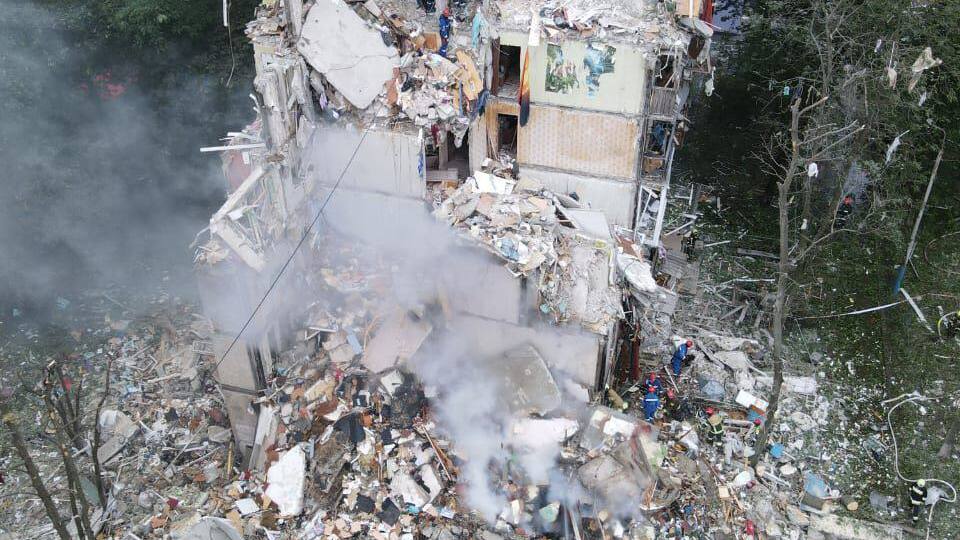 Под завалами разрушенной многоэтажки остаются люди