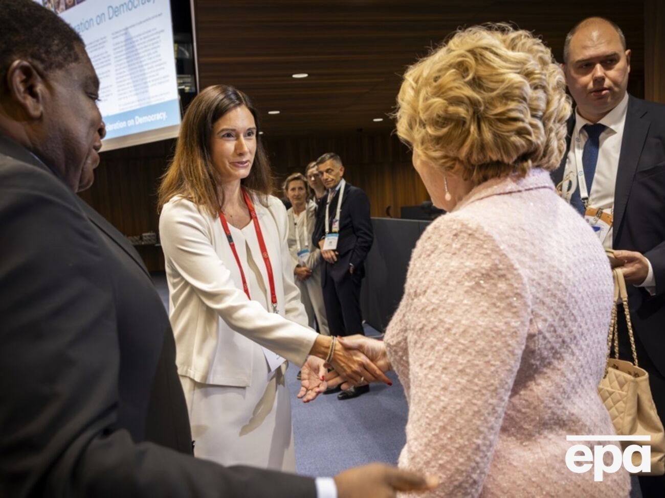 Риникер с улыбкой приветствовала Матвиенко в Женеве