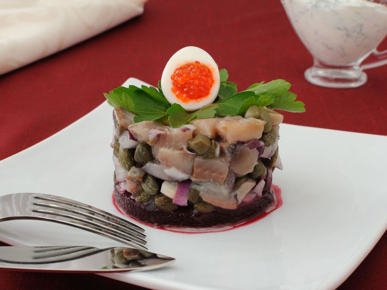 Сельдь для этого блюда нарезают кубиком