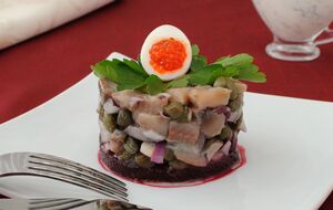 Сельдь для этого блюда нарезают кубиком