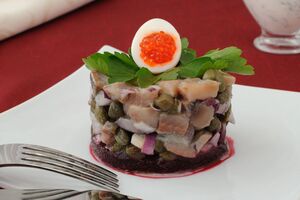 Оселедець для цієї страви нарізають кубиком