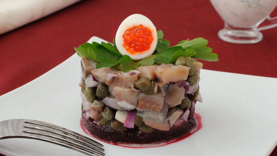 Сельдь для этого блюда нарезают кубиком