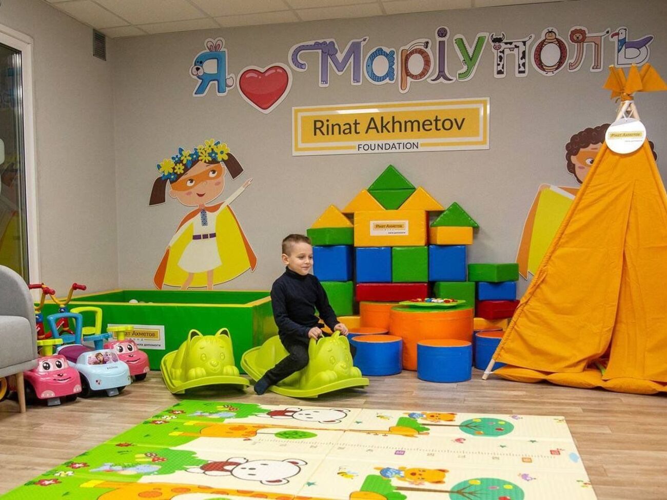 В музее "Голоса Мирных" появилась специальная коллекция историй мариупольцев, сообщил Фонд Рината Ахметова