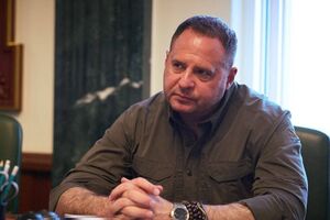 Ермак посоветовал Медведеву фильм "под любимую водку"