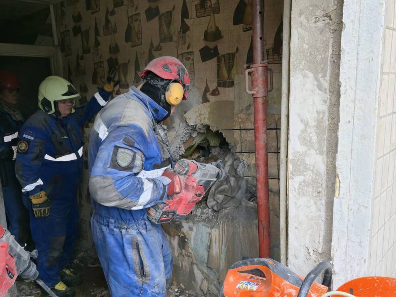 Чоловіка діставали через отвір у стіні