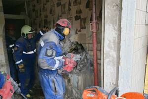 Чоловіка діставали через отвір у стіні