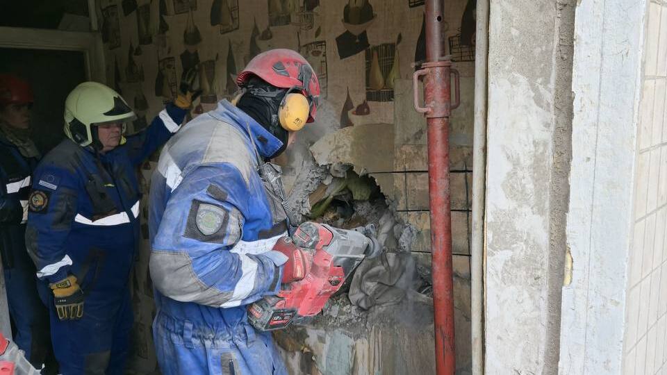 Мужчину доставали через отверстие в стене