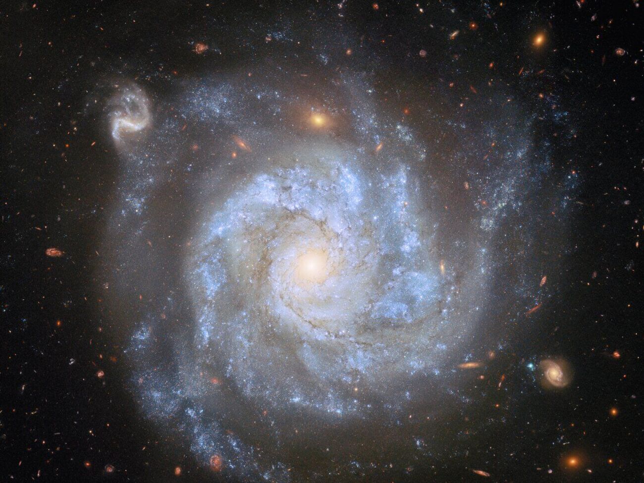 Телескоп не впервые обращает внимание на галактику